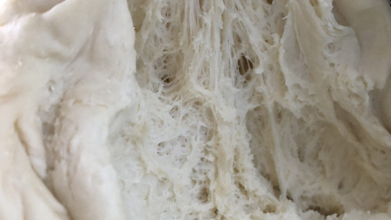 冷藏中种淡奶油吐司,面团内部呈现蜂窝状。