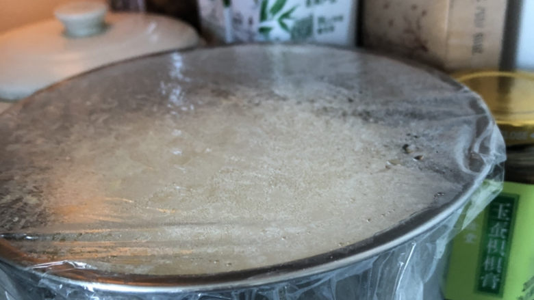 冷藏中种淡奶油吐司,揉圆后放入容器，加盖保鲜膜放入冰箱冷藏发酵12小时以上。