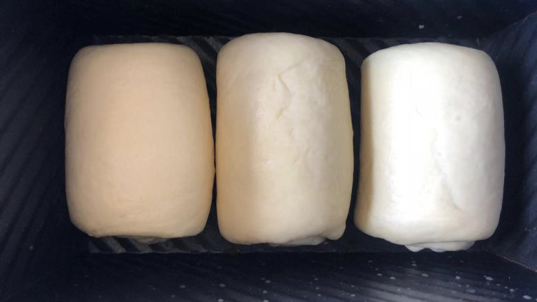冷藏中种淡奶油吐司,三个一组码在吐司盒里。
