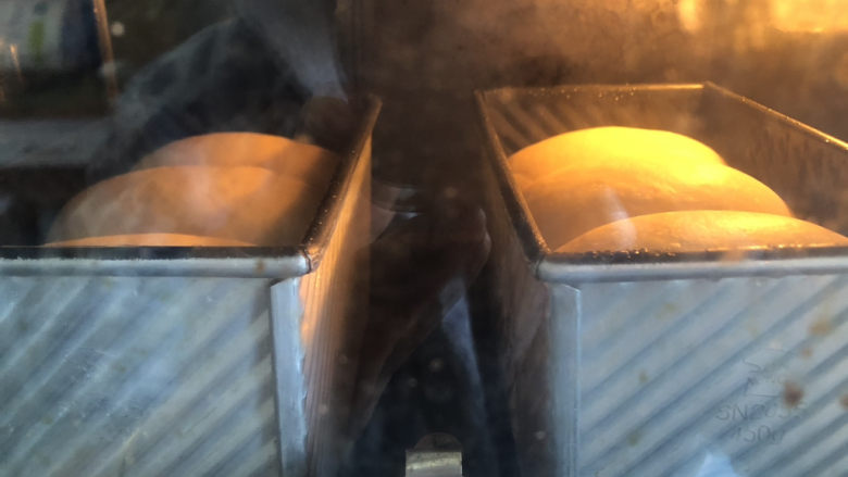 冷藏中种淡奶油吐司,烤箱预热180度，上管150度，下管180度烤约40分钟。