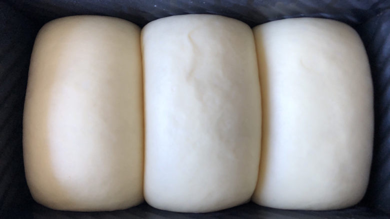 冷藏中种淡奶油吐司,发酵至吐司盒的八分满。