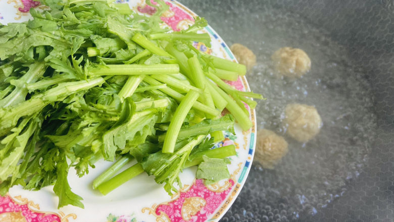 茼蒿鱼丸汤,放入茼蒿，大火烧开