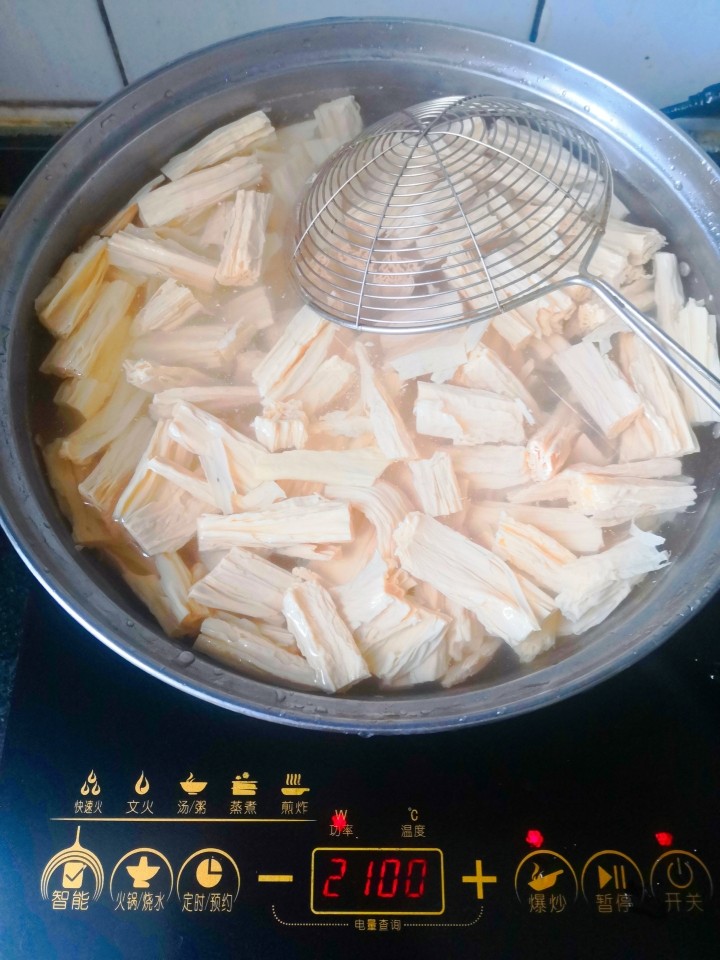 自制辣条（超简单，以后再也不用买辣条了）,把泡好的腐竹切成小段，倒入锅中煮几分钟