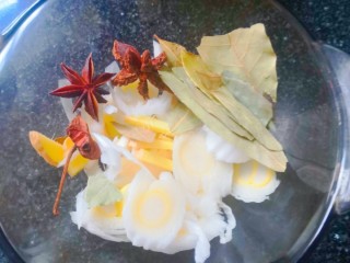 自制辣条（超简单，以后再也不用买辣条了）,葱姜蒜八角香叶放在碗中备用
