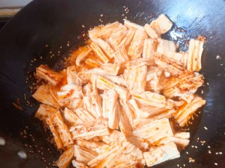 自制辣条（超简单，以后再也不用买辣条了）,倒入煮好的腐竹，倒上麻椒油，翻拌均匀
