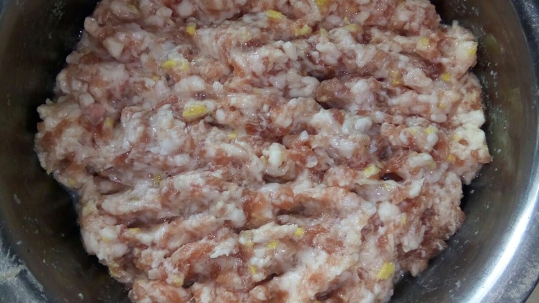 茴香白菜饺子,猪肉剁馅，加盐、料酒、姜粒拌匀。