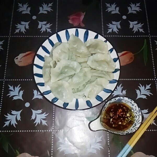 茴香白菜饺子,茴香白菜饺子端上餐桌。