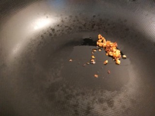 牛肉粉丝汤,锅中倒入适量油炸香蒜末。