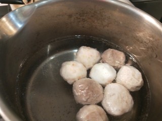 牛肉粉丝汤,用小锅倒入适量水烧开放入肉丸。
