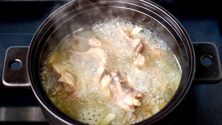手抓羊肉,炖煮好的排骨汤汁浓郁，羊排软烂入味。