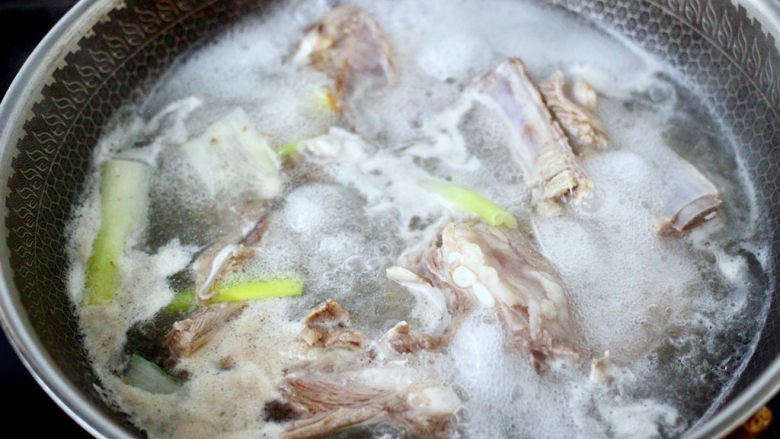 手抓羊肉,大火煮沸后继续煮5分钟关火，捞出过冷水洗净。