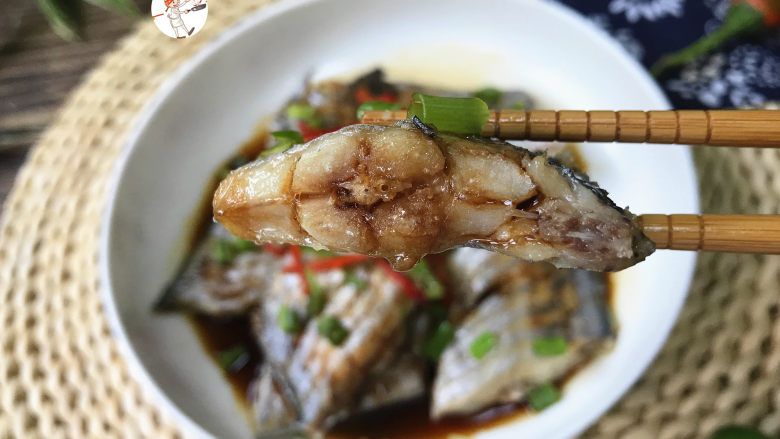 清蒸带鱼,鱼肉饱满细腻，吃起来跟豆腐一样滑嫩滑嫩的