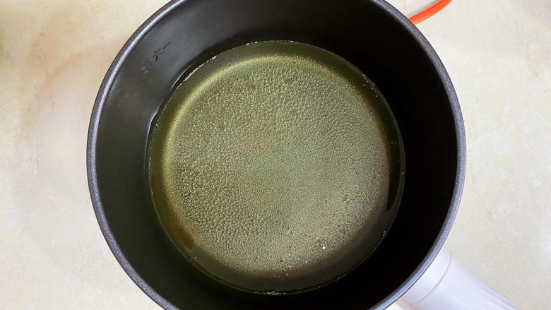 椒盐杏鲍菇,锅里适量的油烧热。