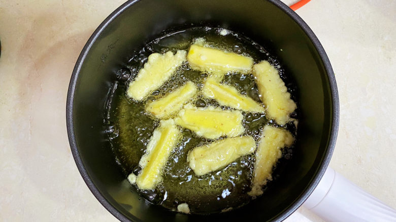 椒盐杏鲍菇,放入锅中小火炸至金黄捞出即可。