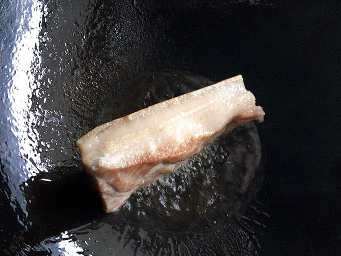 芋头扣肉,而后，四面封边煎一下，不用全熟。