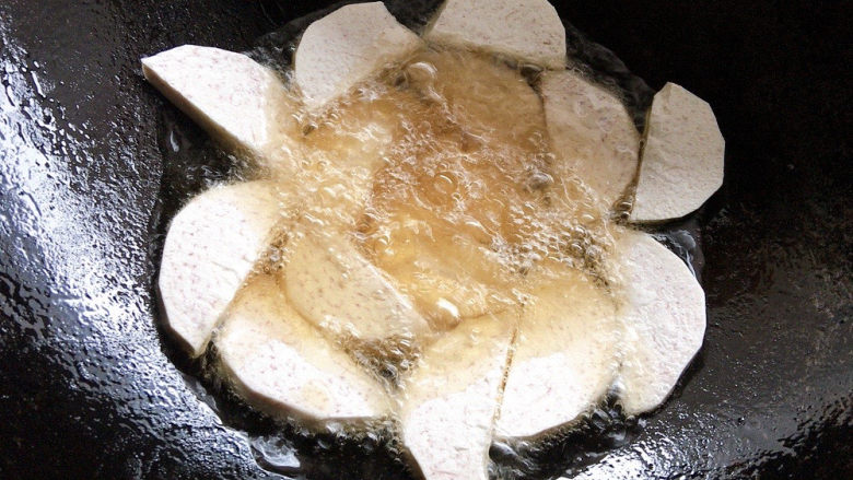 芋头扣肉,入油锅中干炸，炸至成熟