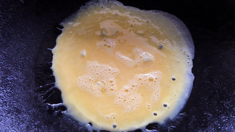 三鲜面,将鸡蛋打成鸡蛋液，入锅中摊薄成熟后，取出切鸡蛋丝
