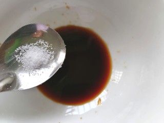 凉拌茼蒿,开始准备酱汁，生抽适量加入少许盐调味