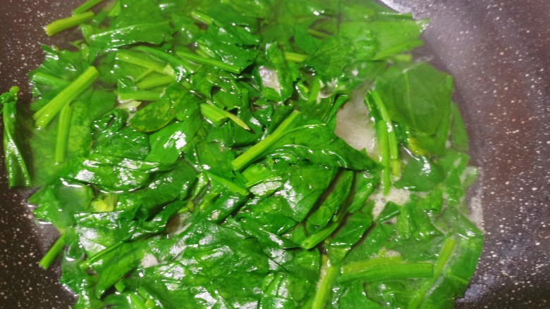 菠菜花生米,加入少许食用盐和油，把它搅拌均匀，烫至叶子变色即可捞出
