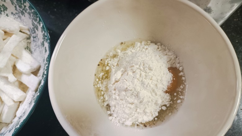 椒盐杏鲍菇,加入面粉25g