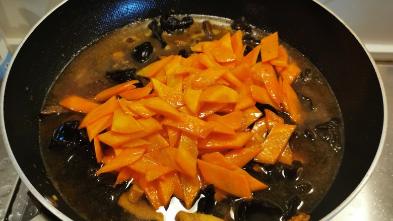 三鲜面,放入胡萝卜片烧开转中小火熬制 3分钟。