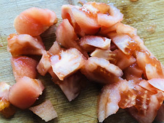 茄汁带鱼,西红柿提前用开水烫一下去掉皮，然后切成小块，西红柿尽量切小一些块方便炒制。