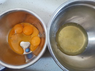 草莓果酱蛋糕,蛋清蛋黄分离在两个无水无油的盆里，蛋黄不能够掉进蛋清里，否则蛋清打不起来