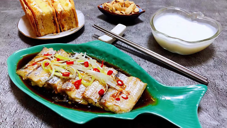 清蒸带鱼,带鱼有很多种烹饪方法但是个人认为清蒸这种做法是首选的即营养健康又方便快捷