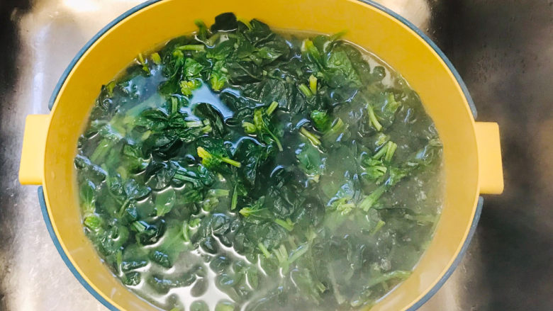 麻酱菠菜,焯水后，捞出来，加入清水浸泡至冷却