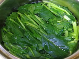 麻酱菠菜,水开放入几滴食用油，焯水30秒去掉草酸。