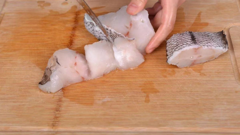 菠菜鱼丸汤,把鱼皮和鱼骨去掉，鱼肉切成小块。