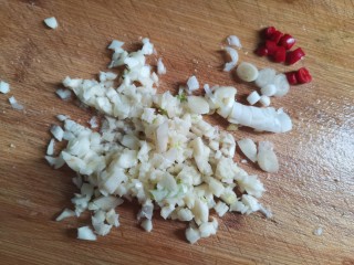 麻酱菠菜,大蒜切碎，小米椒切段，葱白切粒