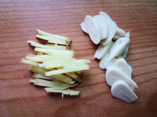 秘制土豆蜂蜜烤翅,姜洗净切成丝，蒜去皮洗干净切成片
