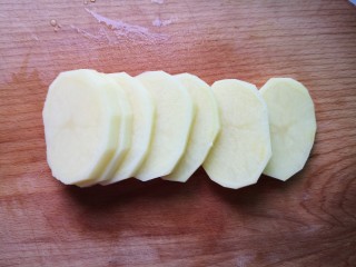 秘制土豆蜂蜜烤翅,土豆去皮洗净切成厚片