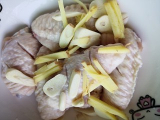 秘制土豆蜂蜜烤翅,放在大碗里，放姜蒜
