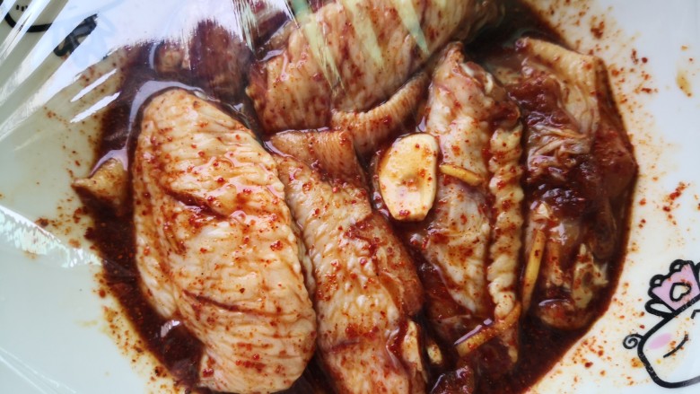 秘制土豆蜂蜜烤翅,抓匀盖上保鲜膜放冰箱里腌制1个晚上