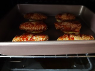 秘制土豆蜂蜜烤翅,放进预热好的烤箱中层上下火200度先烤15分钟
