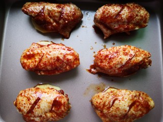 秘制土豆蜂蜜烤翅,放上腌制好的鸡翅中，再上面刷上一层腌料汁