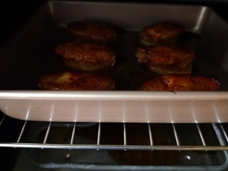 秘制土豆蜂蜜烤翅,继续放进烤箱再烤10分钟即可