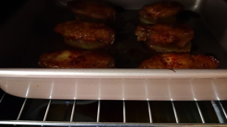 秘制土豆蜂蜜烤翅,继续放进烤箱再烤10分钟即可