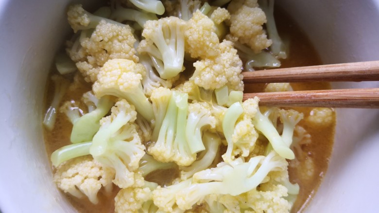 花菜炒鸡蛋,用筷子搅拌均匀