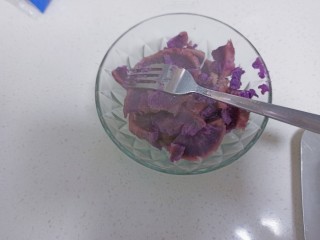紫薯鸡蛋沙拉三明治,紫薯蒸熟压成泥
