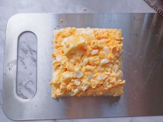 紫薯鸡蛋沙拉三明治,把鸡蛋酱抹在一片土司上