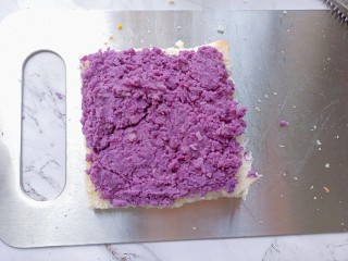 紫薯鸡蛋沙拉三明治,另一片抹上紫薯泥