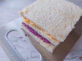 紫薯鸡蛋沙拉三明治,没抹的马上放中间这样三片叠加起来