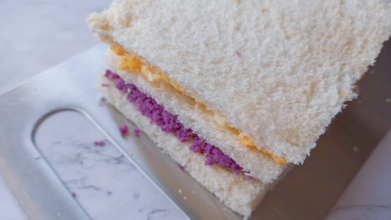 紫薯鸡蛋沙拉三明治,没抹的马上放中间这样三片叠加起来