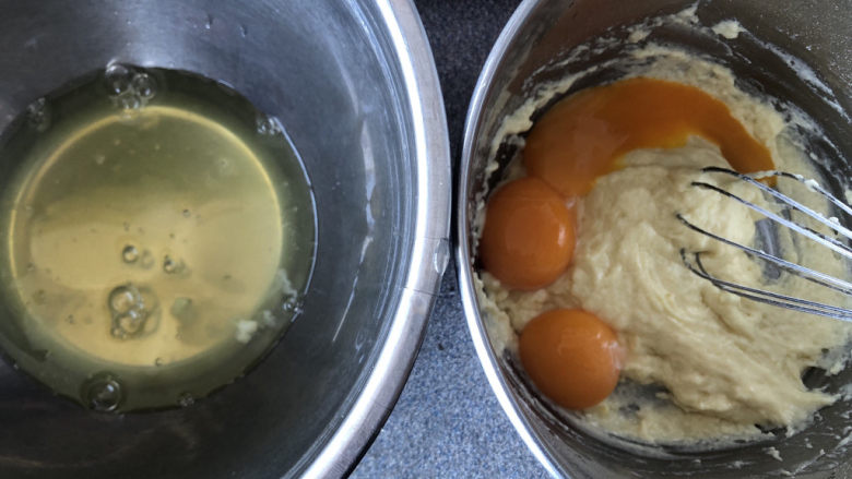 橙子蛋糕,分离蛋清蛋黄，蛋黄放入面糊。