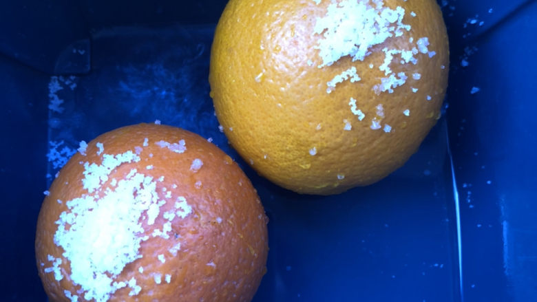 橙子蛋糕,橙子撒盐搓洗干净待用，一个橙子先刨好橙皮屑后，再榨汁。