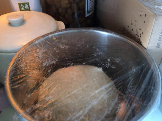 全麦吐司,放在容器里盖保鲜膜，冷藏发酵12小时以上。