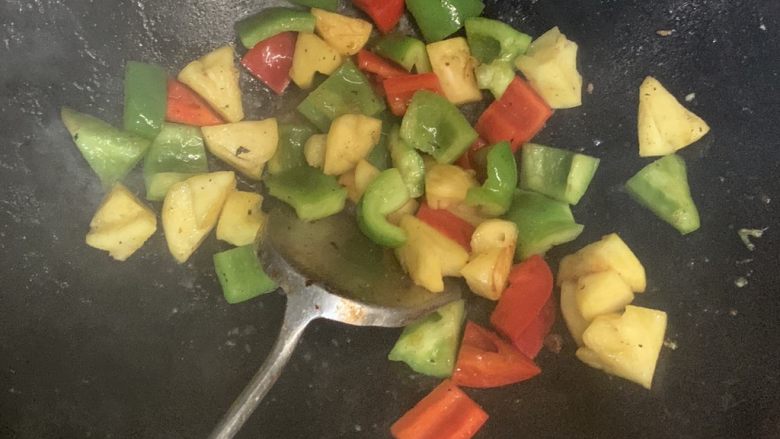 菠萝菜椒,直到蔬菜微微变色。